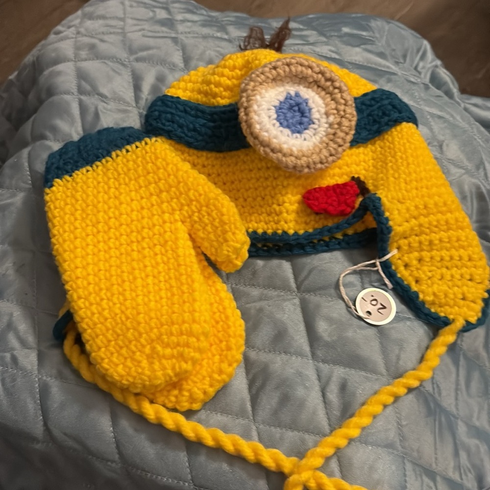 BOYS OR GIRLS HAT WITH MITTENS NEW